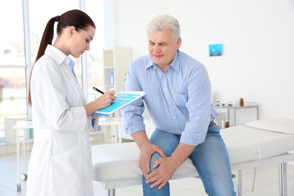 Ein Arzt verschreibt einem Patienten eine Behandlung wegen Arthrose des Kniegelenks