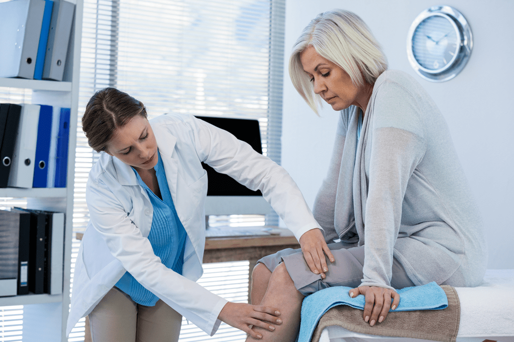 Ein therapiebedürftiger Arthrosepatient wird von einem Arzt untersucht